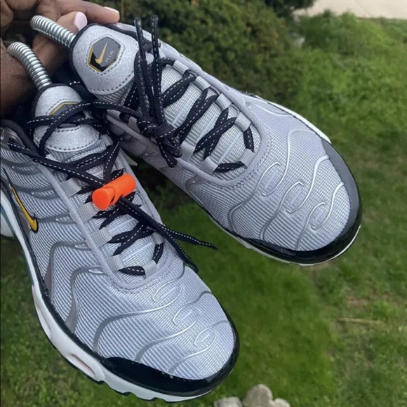 Nike Air Max Plus (GS) Metallic Silver/Speed Yellow 5Y, 6Y - Picture 4 of 8